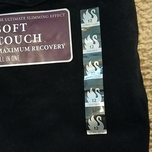 GLORIA VANDERBILT SLIMMING BLK JEANS. 12 - Picture 7 of 8